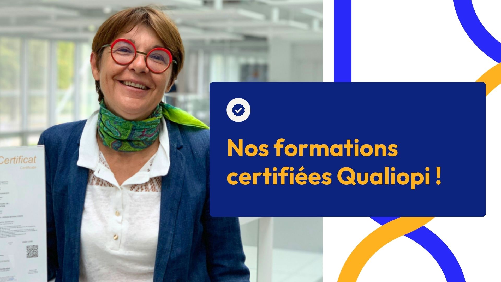 Femme tenant un certificat dans les locaux de Medialex