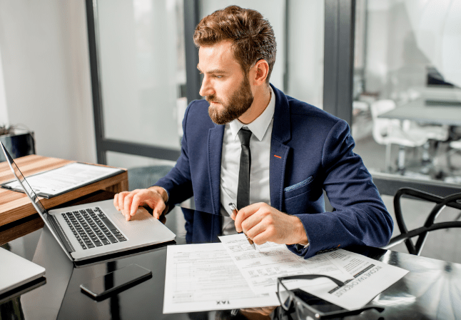 homme costard travaille derrière ordintauer