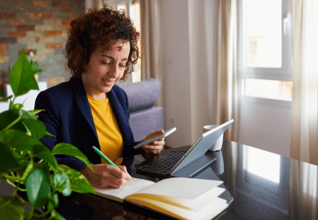 femme bureau cahier et ordinateur