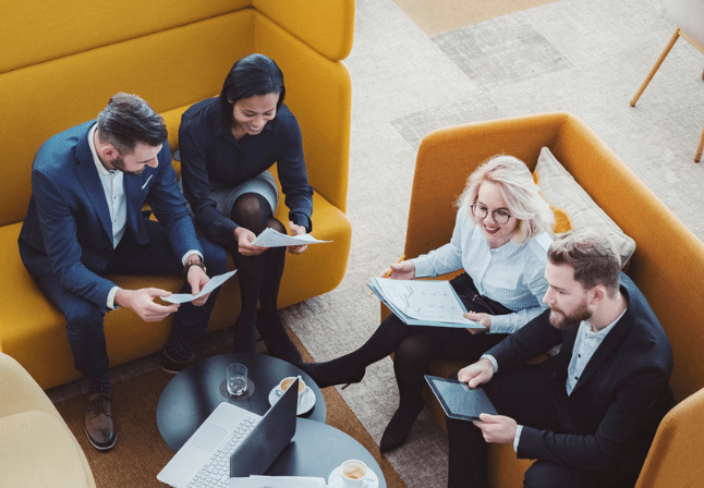 travail de groupe sur fauteuils jaunes